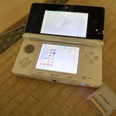 Nintendo 3DS 本体 ホワイト　充電器つきのサムネイル