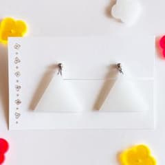 アクリルポップイヤリング・ピアス　シンプル　三角　白　大ぶりのサムネイル