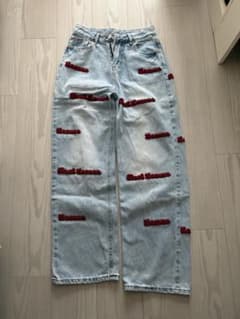 レッドロゴ刺繍入り ライトブルー デニムパンツ