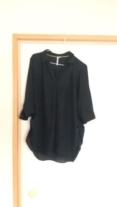 黒い五分袖Vネックのサムネイル