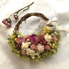 薔薇＆ラナンキュラス　ナチュラルドライフラワーリース〜❣️のサムネイル