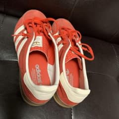 adidasスニーカーのサムネイル