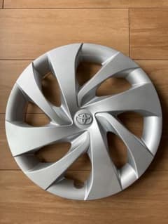 新車外し１枚 ヤリス ホイールキャップ 42602-K0010 アウトレットCのサムネイル