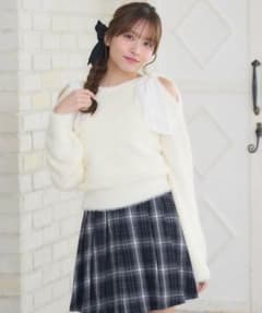 【新品未使用】 肩リボンワンショルシャギーチュニックニットのサムネイル