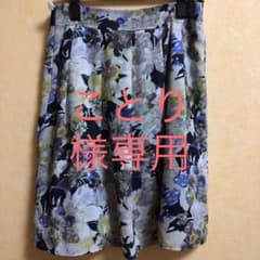 花柄フレアスカートとチェック柄トップスのサムネイル