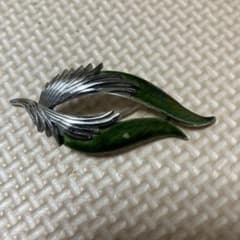 リーフモチーフ ブローチ シルバー グリーン - メルカリ