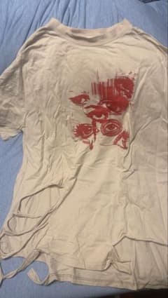 クリーム色 Tシャツ 赤い目 グラフィックのサムネイル
