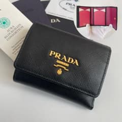 極美品】プラダ 三つ折り ミニ財布 サフィアーノ 黒×ピンク 1MH043