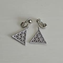 000 トリプルオゥ イヤリング シルバー レース ラティストライアングル