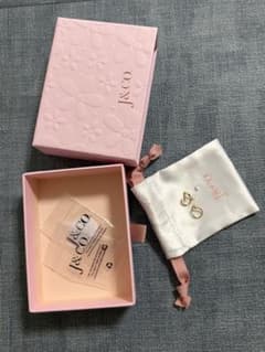 가격 인하 J&CO. 골드 컬러 T자 모티브 귀걸이