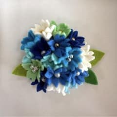 ハンドメイド　フェルト　コサージュ　青のサムネイル