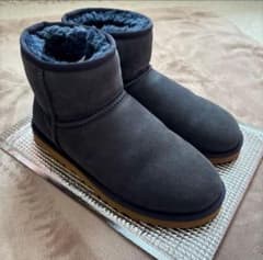⭐️美品⭐️ugg ブーツClassic Mini/クラシック ミニ/25/ネイビーのサムネイル
