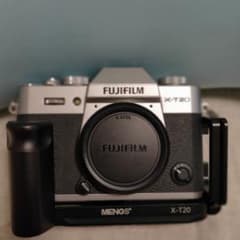 FUJI FILM X−T20 SILVERボディのみ(グリップ付）のサムネイル