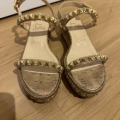 Christian Louboutin スタッズ サンダル ゴールドのサムネイル