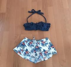 フリル付きネイビーブラと花柄ショートパンツ　ビキニのサムネイル