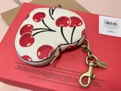新品COACH ボックスド ハート コイン パース チェリー - メルカリ
