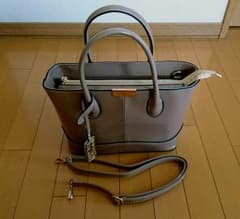 【スイミー☆様専用】エナメルバッグ・ベージュのサムネイル