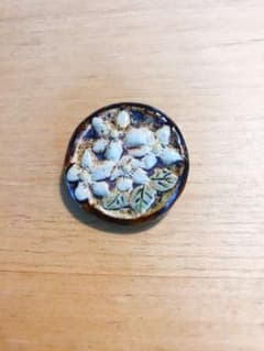 小菅幸子さんのブローチのサムネイル
