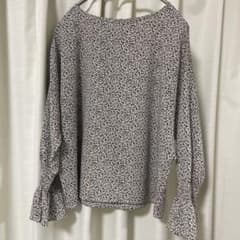 【UNIQLO】花柄ブラウス トップスのサムネイル