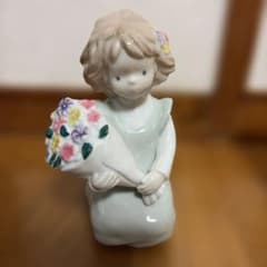 COSMOS 陶器製置物　少女と花籠　風のいたずら　エレガント　フィギュリン 新品 BELLWOOD Pretty Girl 陶器置物 花束を持つ少女 元箱付 - メルカリ