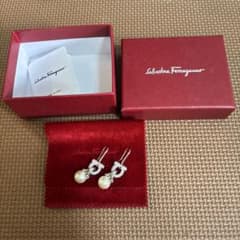 Salvatore Ferragamo フェラガモ パールピアス 箱・保存袋付きのサムネイル