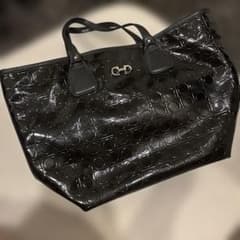 Salvatore Ferragamo ガンチーニ トートバッグ エナメル 黒のサムネイル