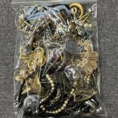 【新品長期自宅保管品】イミテーションアクセサリー　約4キロ　まとめ売り イミテーションアクセサリー まとめ売り 1kg ⑧ - メルカリ