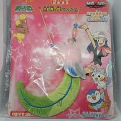 劇場版ポケットモンスター 劇場商品三日月の羽ペンダント - メルカリ