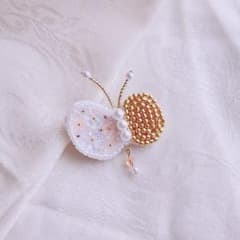 95. ビーズ刺繍ブローチ　桜　蝶々　パール　ゴールドのサムネイル