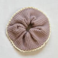 くすみピンク アイボリー フリル シュシュ ハンドメイド かぎ編み 編み物