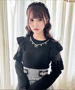 ROJITA ネックレス付肩ボリュームフリルニットトップス ブラックのサムネイル
