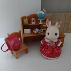 期間限定値下げ　ショコラウサギの女の子・家具セット　シルバニア　勉強机のサムネイル
