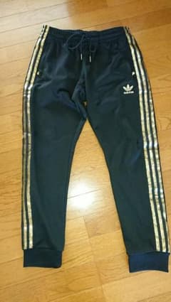 アディダス オリジナルス ジョガーパンツ ジャージ 黒金 ズボン adidasのサムネイル