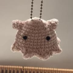メンダコあみぐるみチャームぬいぐるみ編み物ハンドメイドかぎ針編み動物キーホルダーのサムネイル