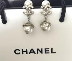 CHANEL ココマーク フェイクパール スイングピアス - メルカリ
