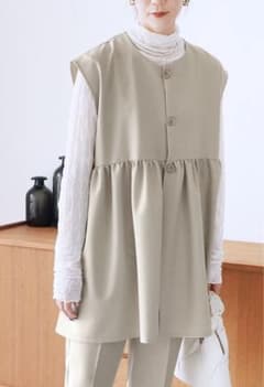 最終値下げ！K.growth ペプラムギャザーベスト　サンドベージュ S-M