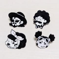 モノクロ カートゥーン キャラクター ピンバッジ ピンズ 4個セット