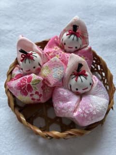 ちりめん細工「3人の赤ちゃんおくるみ」 - メルカリ