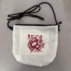 【お値下げ】阪神タイガース 球団創設90周年記念 ラメサコッシュのサムネイル