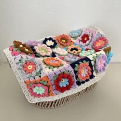 値下げ中　ハンドメイド　モチーフつなぎのマルチカバー かぎ針編み マルチカバー グラニースクエア モチーフつなぎ - メルカリ