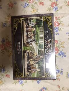 Attack Titan　352-piece puzzle, currently on sale at Seven-Eleven stores.