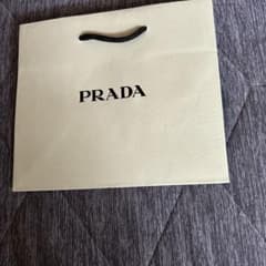 PRADAの紙袋のサムネイル