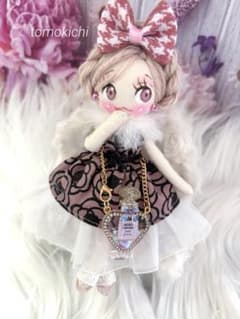 ホワイト&ピンク❤️カメリア柄❤️ドールチャーム❤️ハンドメイド