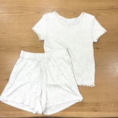 UNIQLO フリル付きホワイトTシャツ&ショートパンツセット 部屋着のサムネイル
