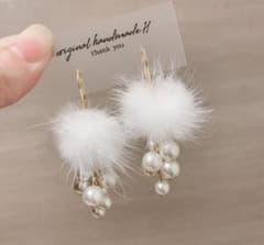再販♡ホワイトミンクファー×じゃらじゃらパールピアス イヤリングのサムネイル