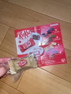 キットカット ミニチャーム 全粒粉ビスケットのサムネイル