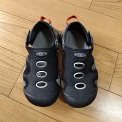 よ*し様 KEEN キッズサンダル ブラック 18cmのサムネイル