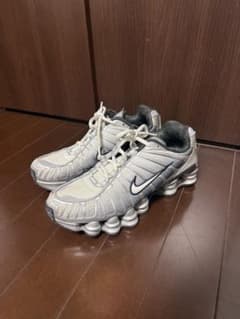 NIKE ショックス スニーカー シルバーのサムネイル