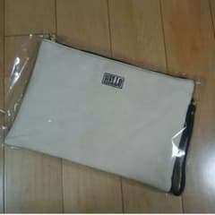 【非売品/新品】アースミュージック&エコロジー＊クラッチバッグのサムネイル