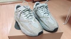 yeezy boost 700のサムネイル